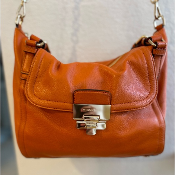 Michael Kors Shoulder/Crossbody Bag in Orange Pebble-beach Leather. - Picture 4 of 16